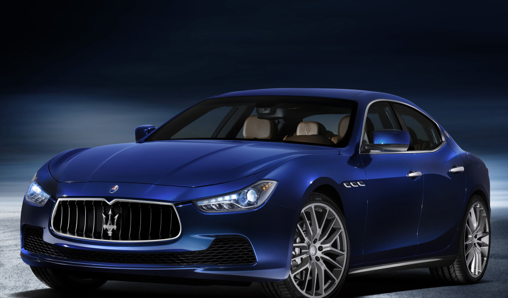 Красивый автомобиль Maserati Ghibli в Москве