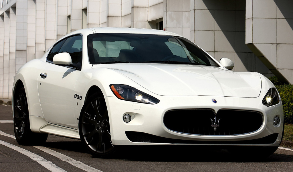 Красивый автомобиль Maserati Granturismo в Москве