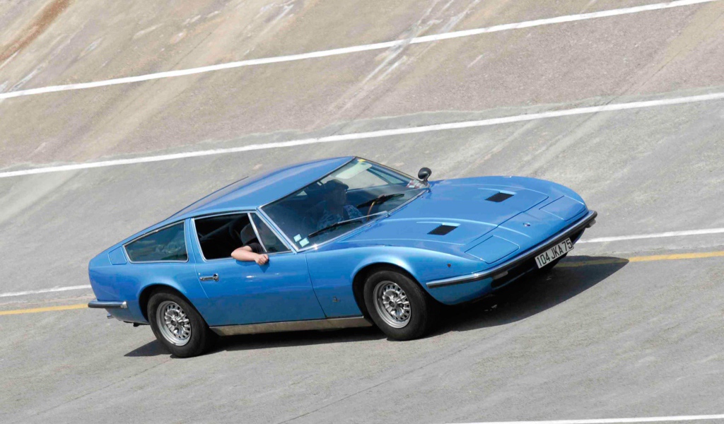Красивый автомобиль Maserati Indy