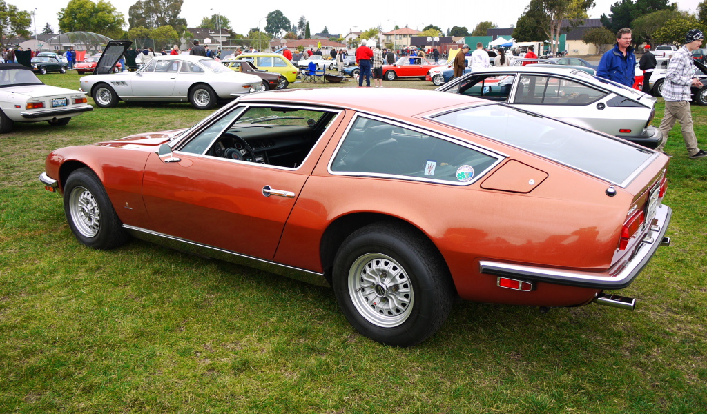 Красивый автомобиль Maserati Indy в Москве