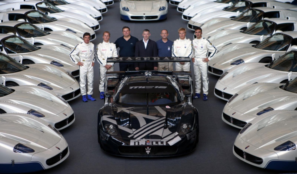 Красивый автомобиль Maserati MC12 в Москве