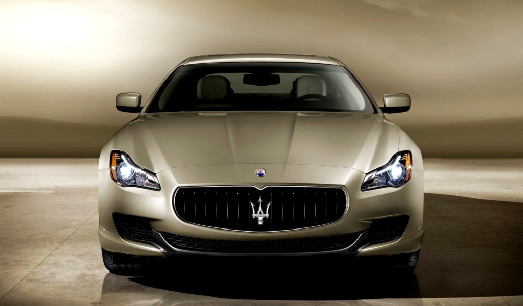 Красивый автомобиль Maserati Quattroporte