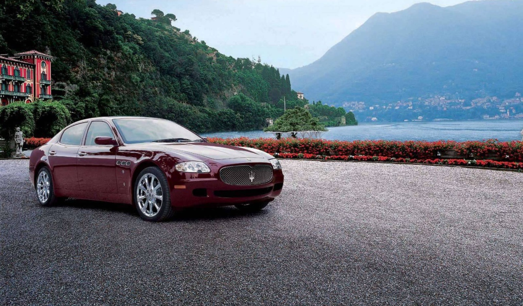 Красивый автомобиль Maserati Quattroporte в Москве