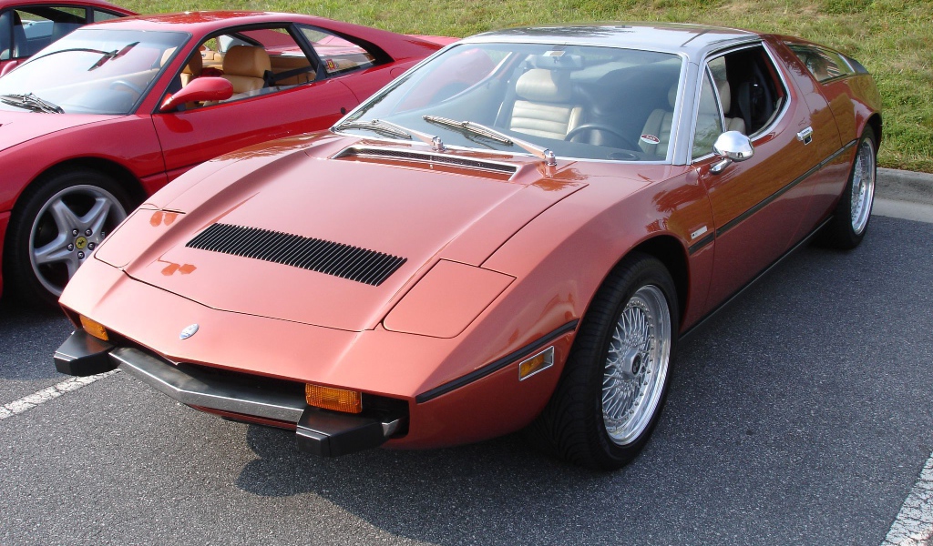 Автомобиль марки Maserati модели Indy