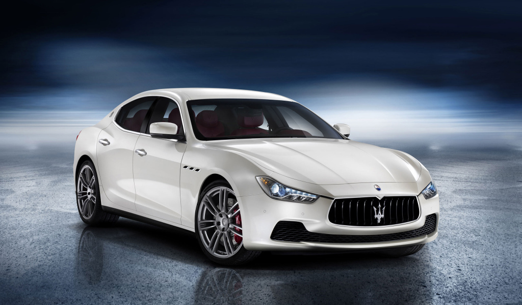 Автомобиль Maserati Ghibli на дороге