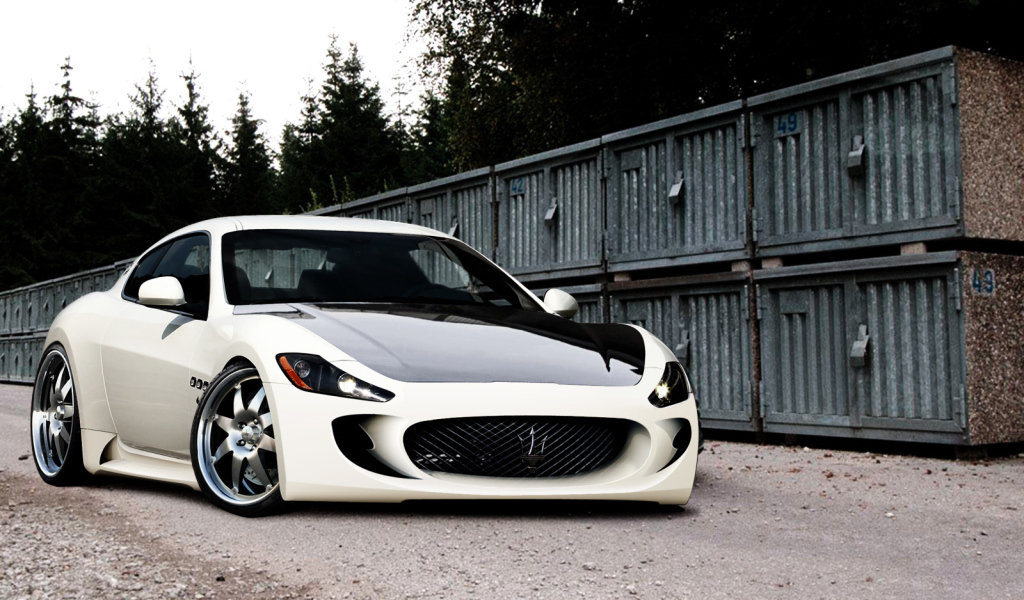 Автомобиль Maserati Granturismo на дороге