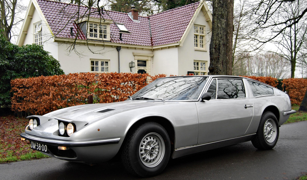 Автомобиль Maserati Indy на дороге