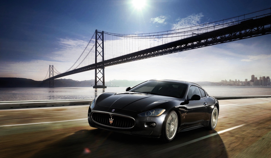 Машина Maserati granturismo