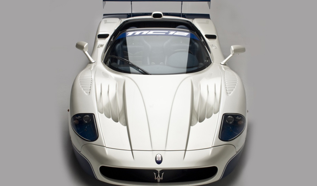 Автомобиль Maserati MC12 на дороге