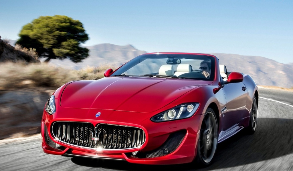 Красный спортивный Мазерати