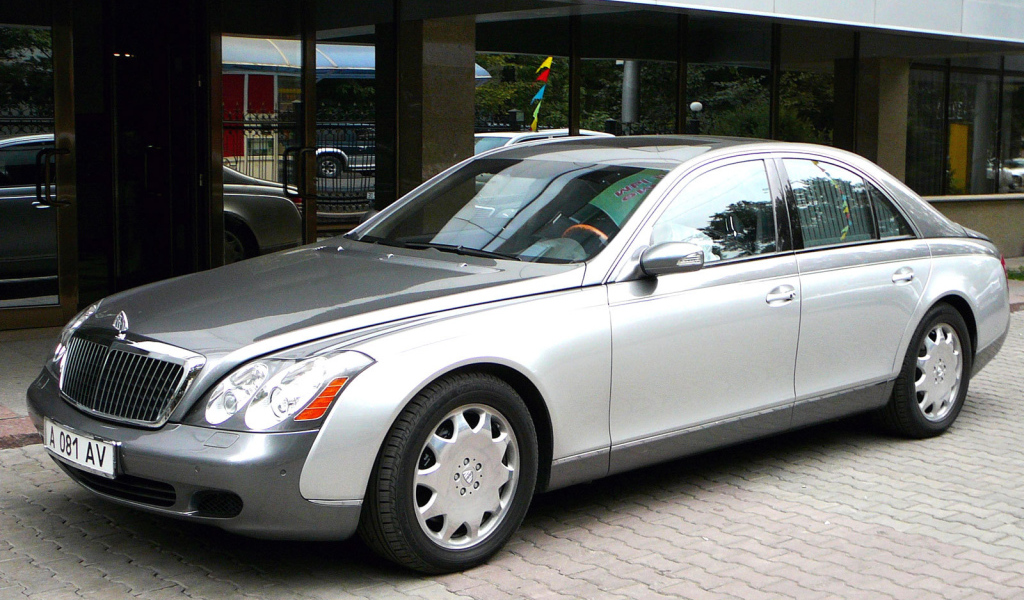 Красивый автомобиль Maybach  Landaulet в Москве