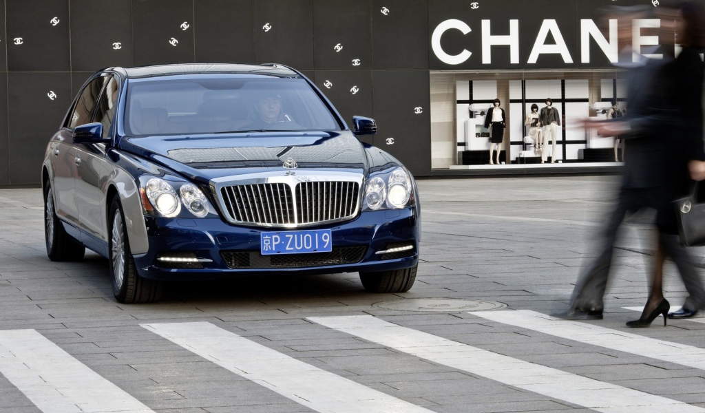 Автомобиль Maybach  62s на дороге