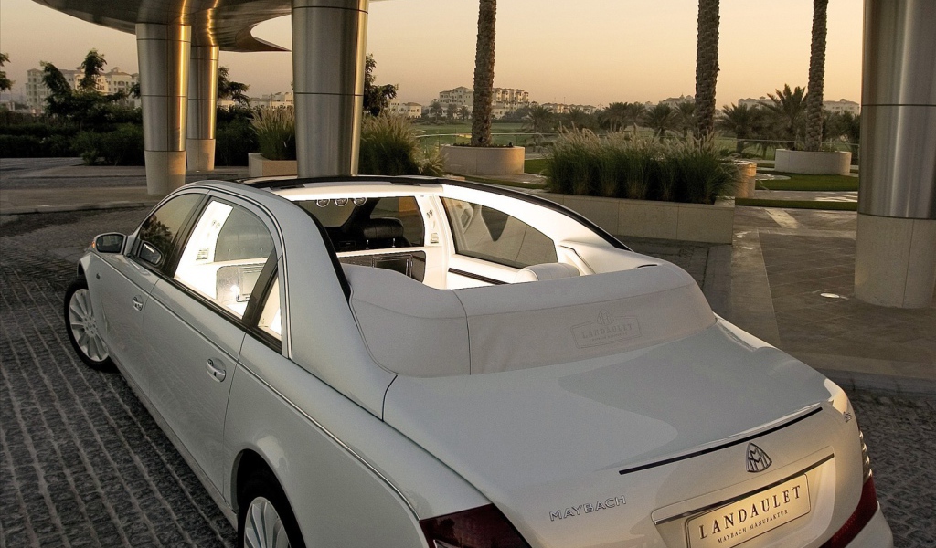 Автомобиль Maybach  Landaulet на дороге