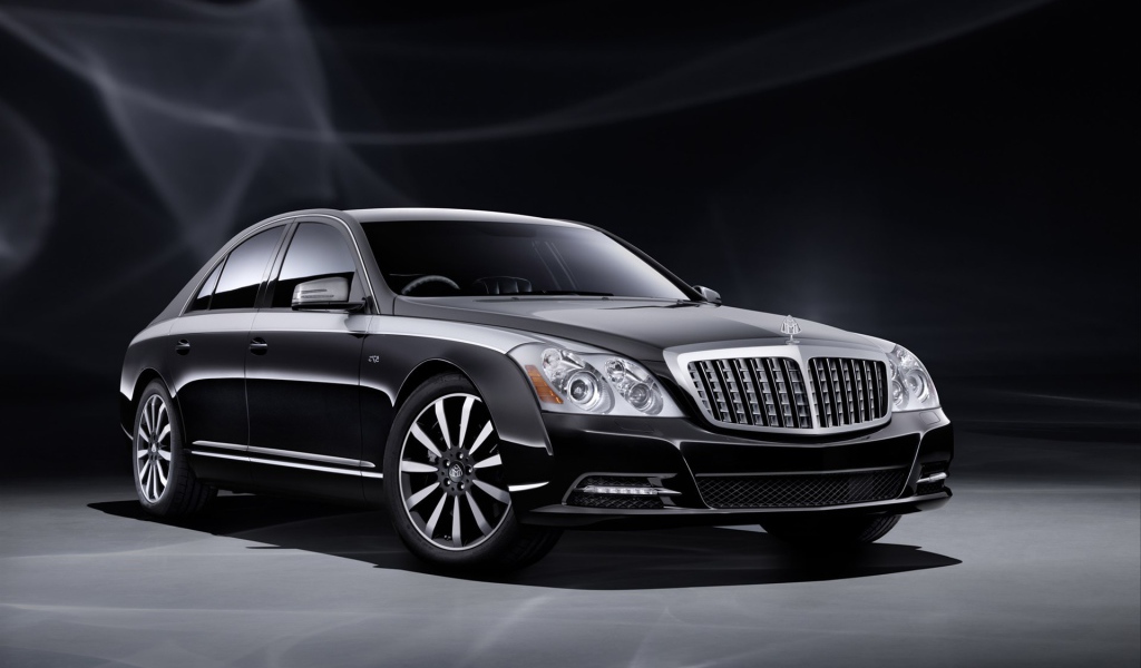  Автомобиль Maybach  2014 на дороге