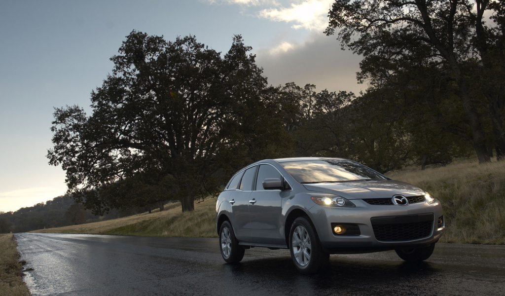 Красивый автомобиль Mazda CX 7 в Москве