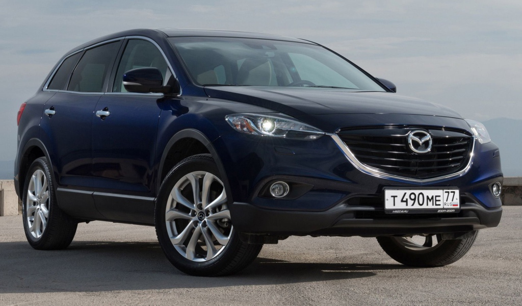 Красивый автомобиль Mazda CX 9 в Москве