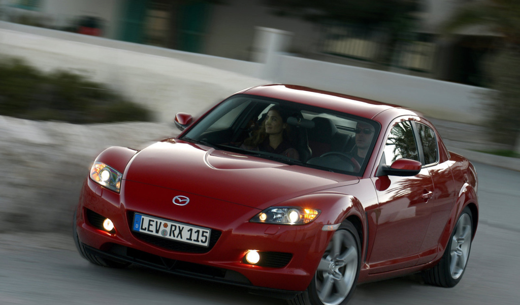 Красивый автомобиль Mazda RX 8 в Москве