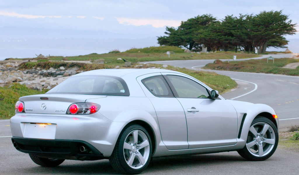 Автомобиль марки Mazda модели RX 8