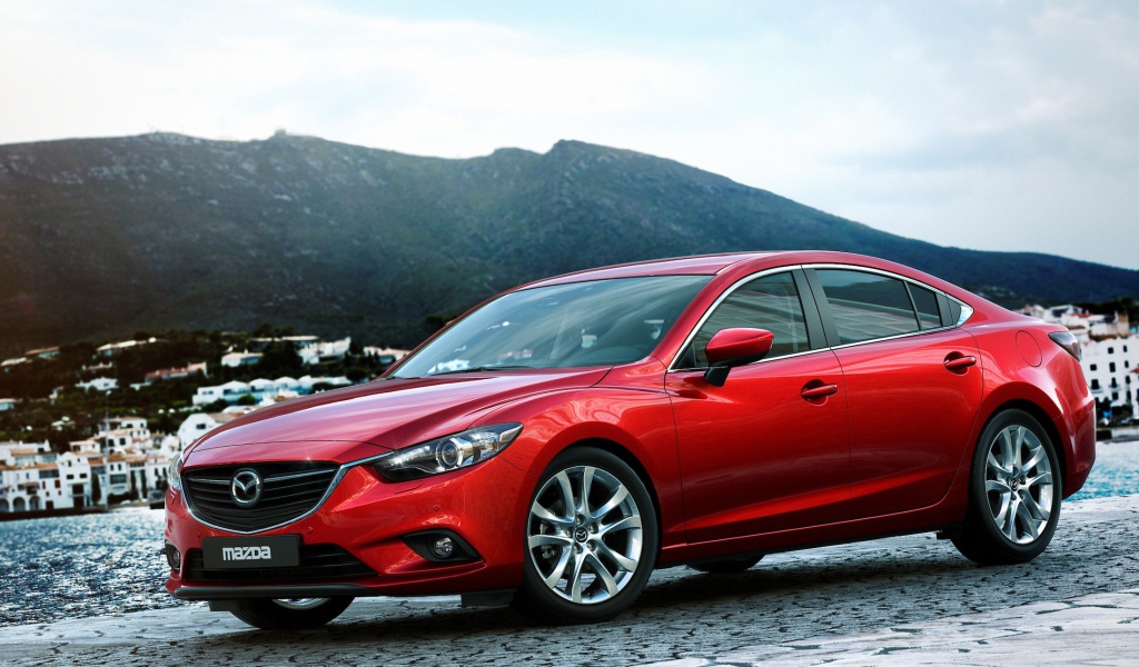 Автомобиль Mazda 6 на дороге