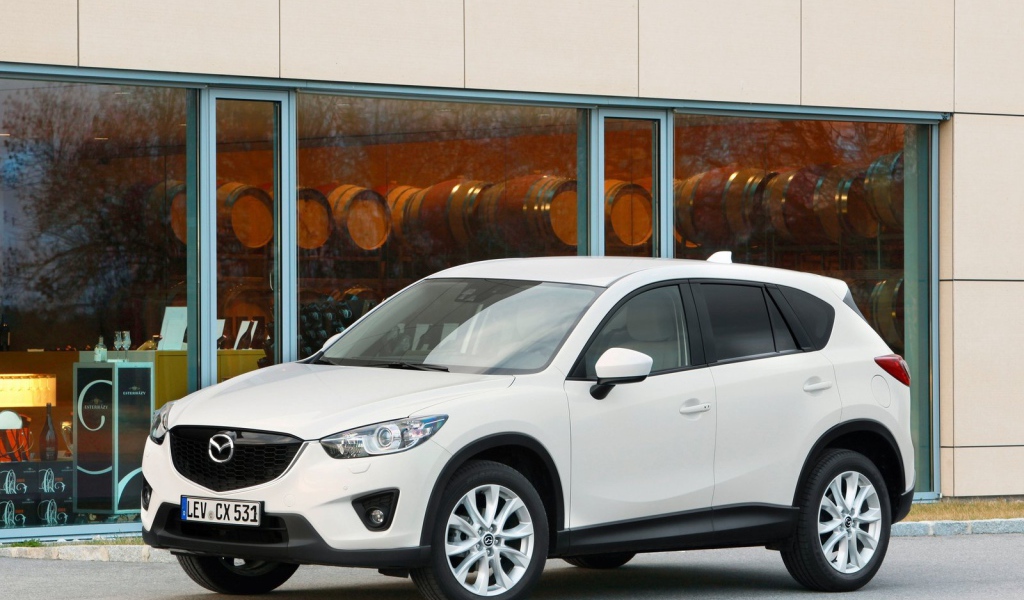 Автомобиль Mazda CX 5 на дороге