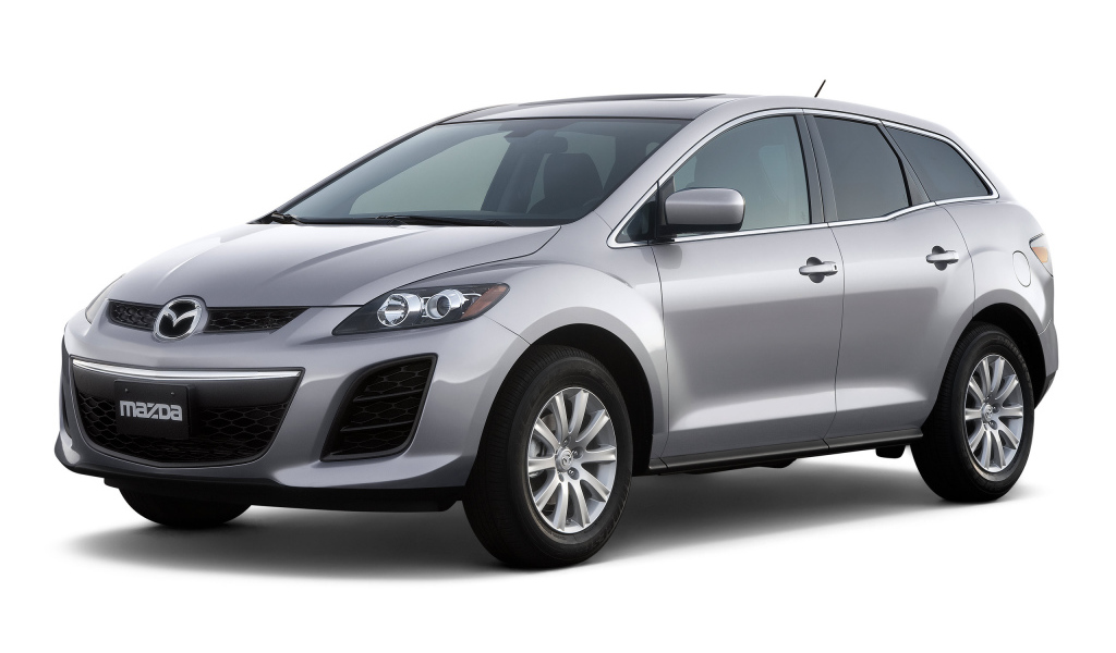 Автомобиль Mazda CX 7 на дороге
