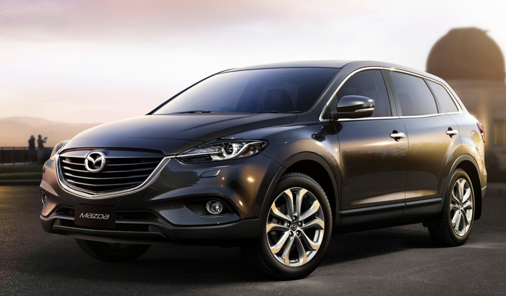 Автомобиль Mazda CX 9 на дороге