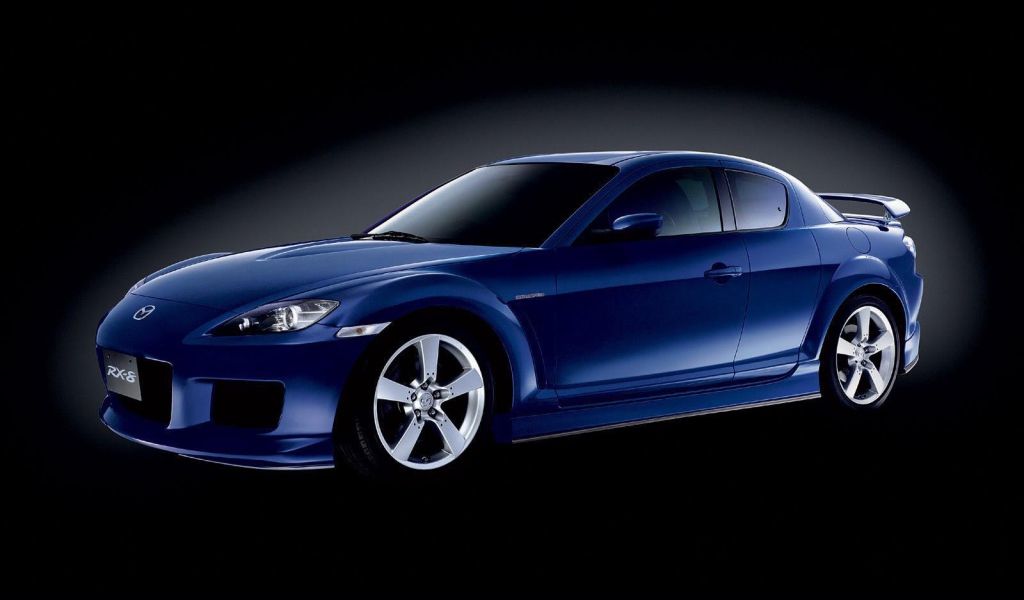Автомобиль Mazda RX 8 на дороге