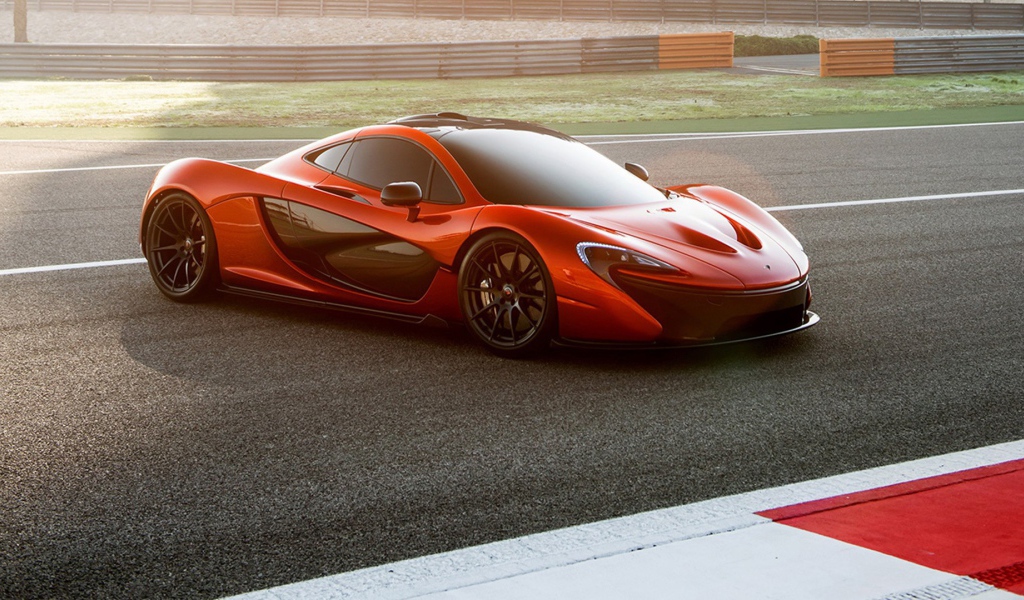 Красивый автомобиль McLaren P1 2014 в Москве