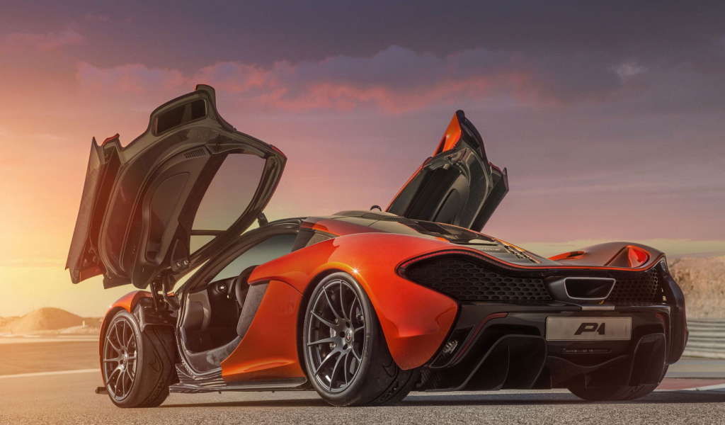 Автомобиль McLaren P1 2014 на дороге