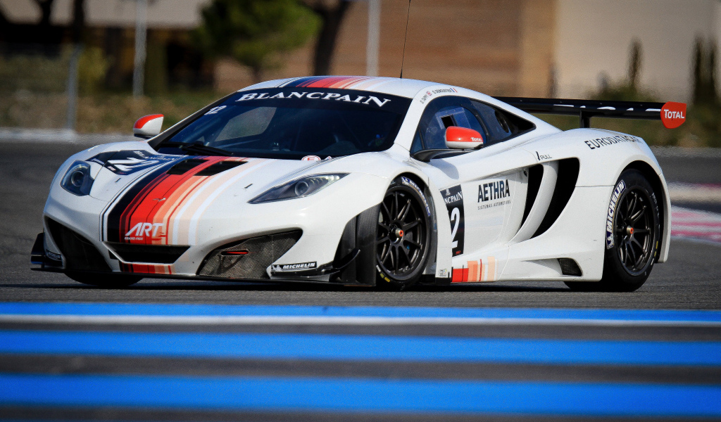 Спортивный автомобиль макларен