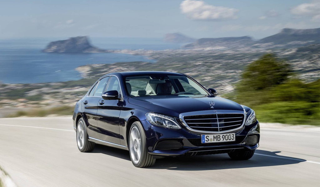 Mercedes C class 2014 на фоне природы