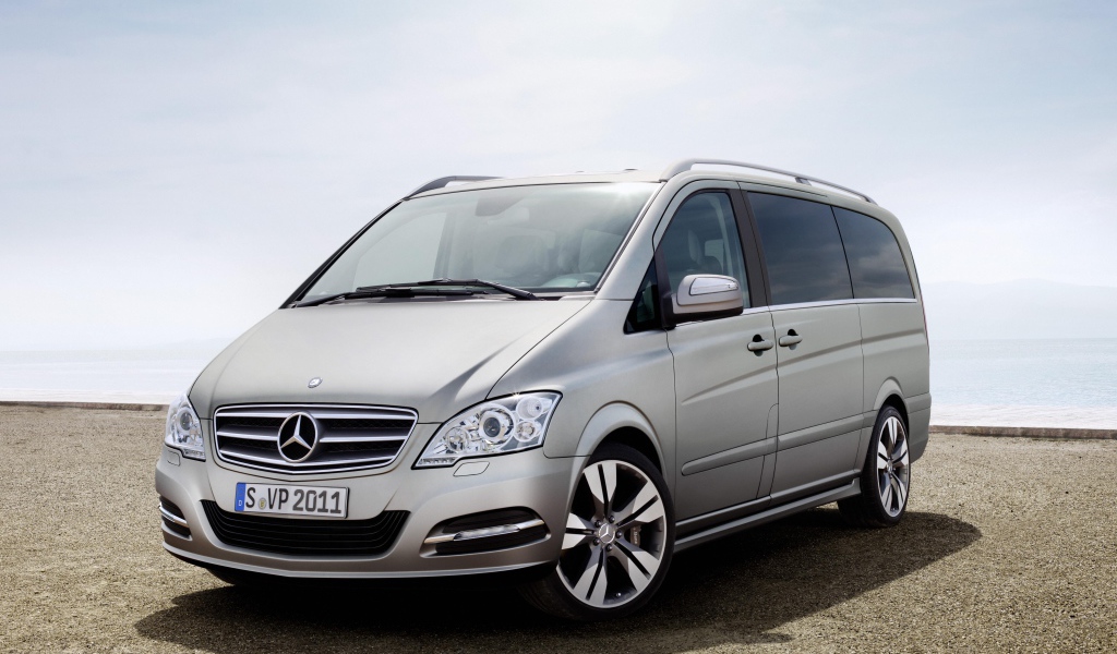 Автомобиль марки Mercedes модели V-Class 2014
