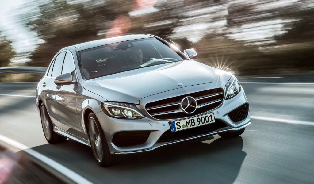 Красивый автомобиль Mercedes C-Class 2014