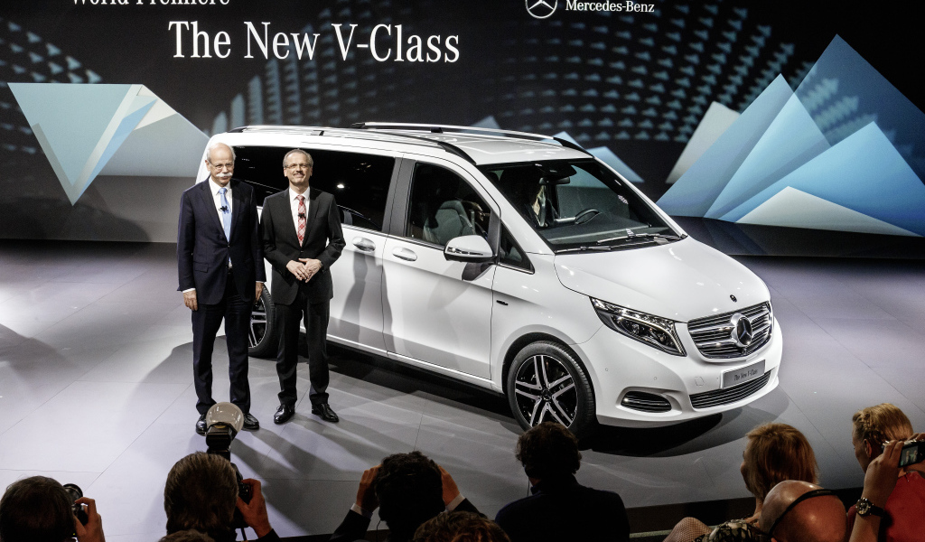 Красивый автомобиль Mercedes V-Class 2014