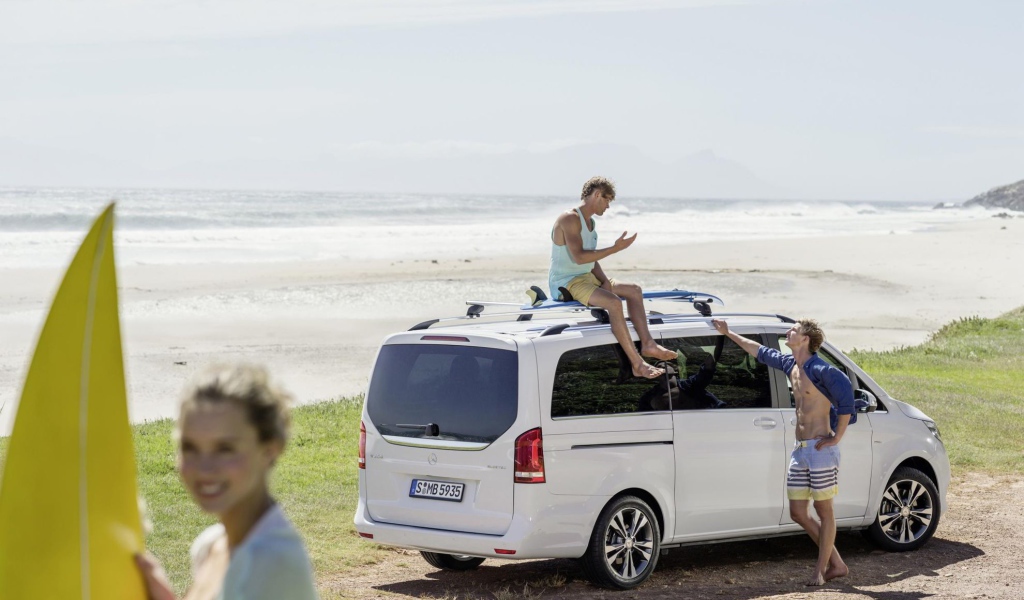 Красивый автомобиль Mercedes V-Class 2014 в Москве