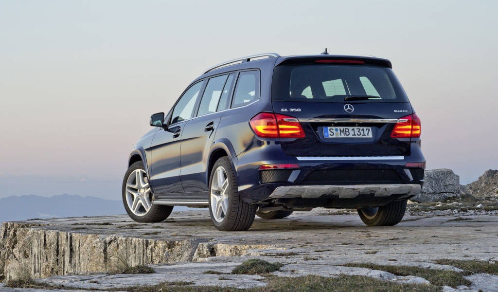 Синий мерседес в горах