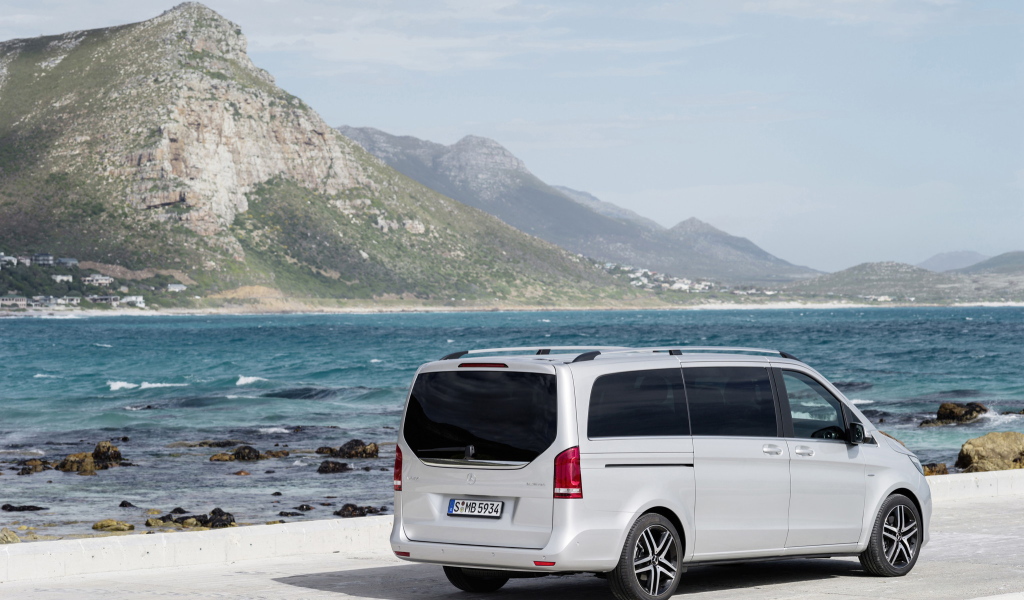 Автомобиль Mercedes V-Class 2014 на дороге