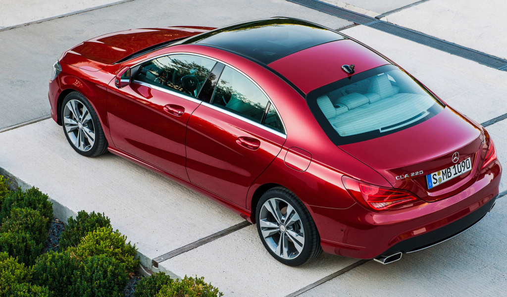 Вишневый Mercedes GLA