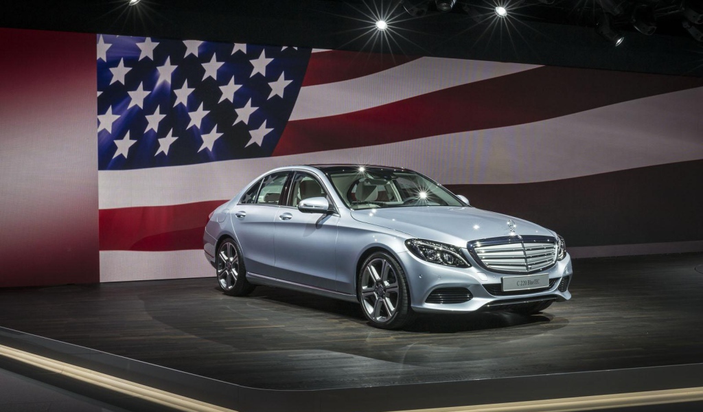 Mercedes C class 2014 на фоне флага США