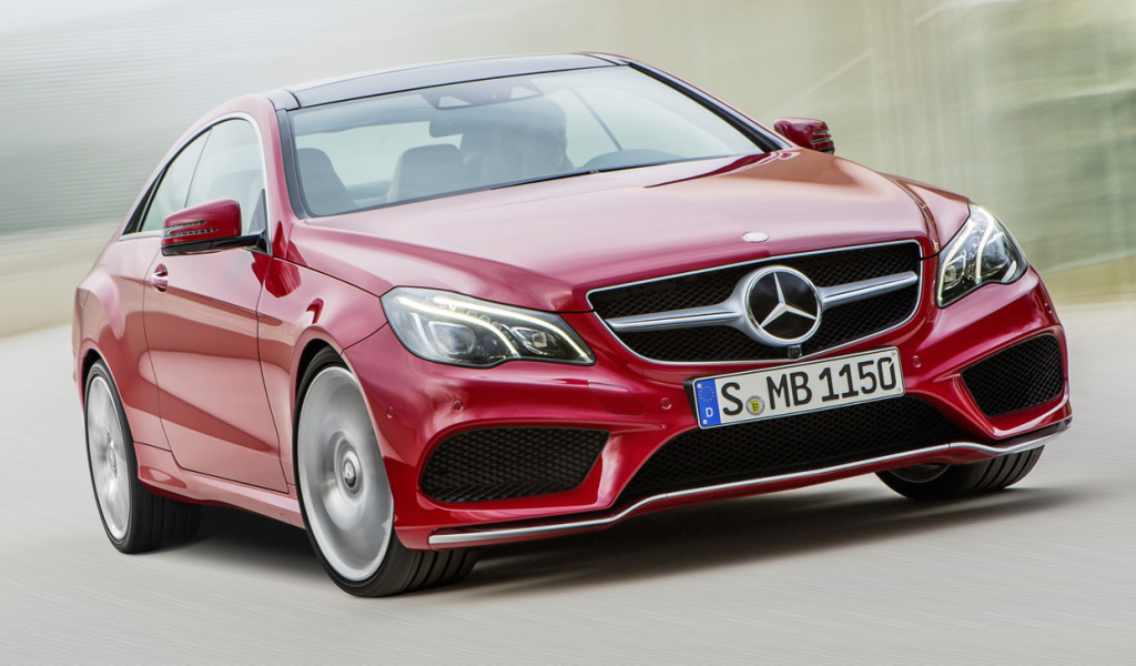 Красный Mercedes C class 2014