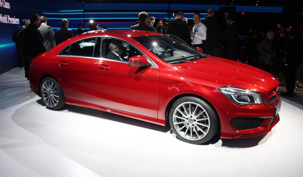 Красный Mercedes GLA