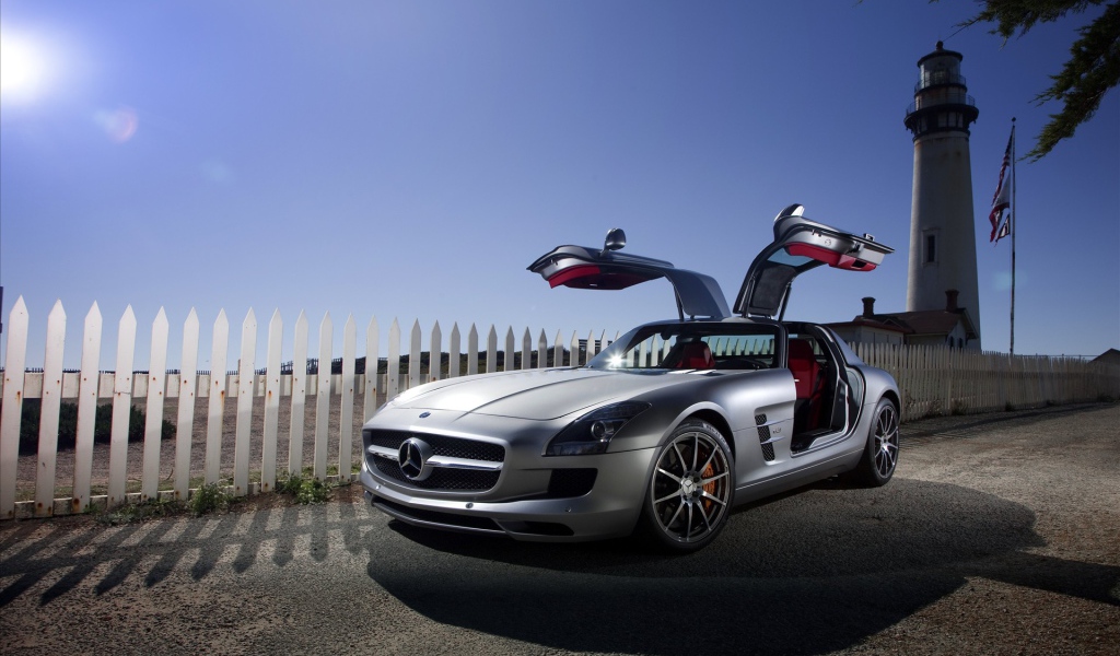 Мерседес AMG у маяка