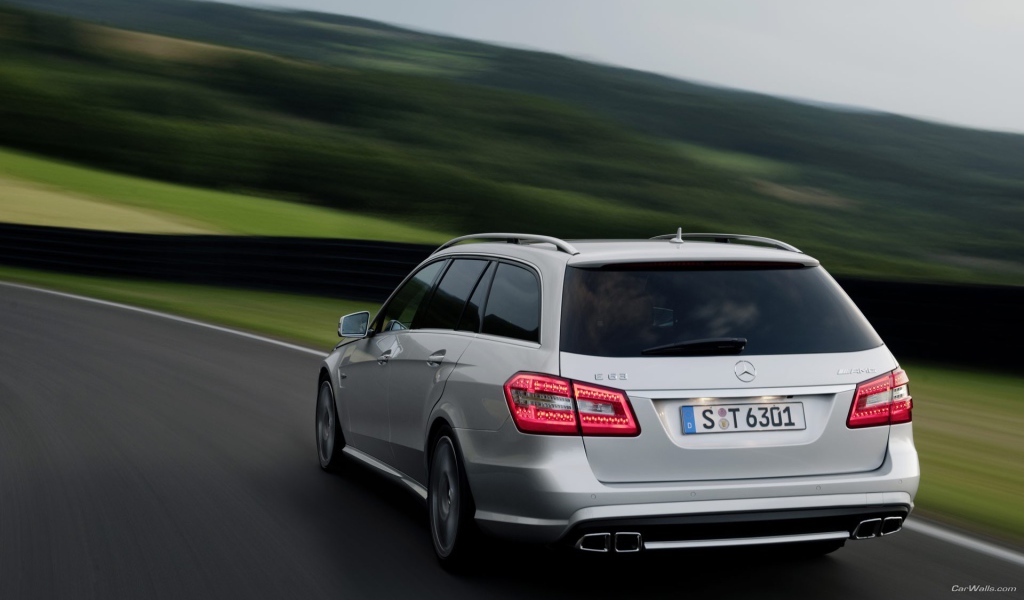 Мерседес в движении по дороге