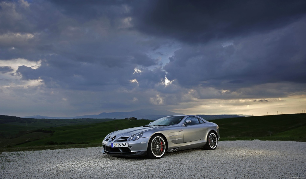 Спортивный серебристый Мерседес