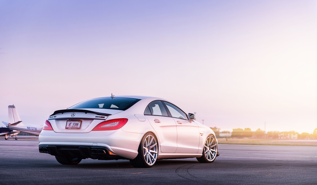 Белый мерседес C218