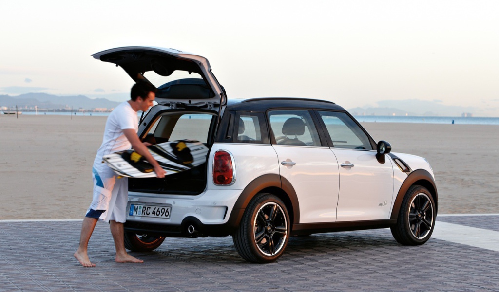 mini cooper countryman на пляже