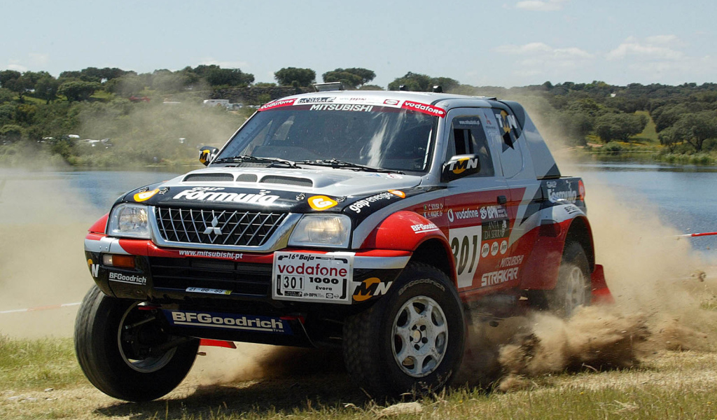 Красивый автомобиль Mitsubishi L200 в Москве