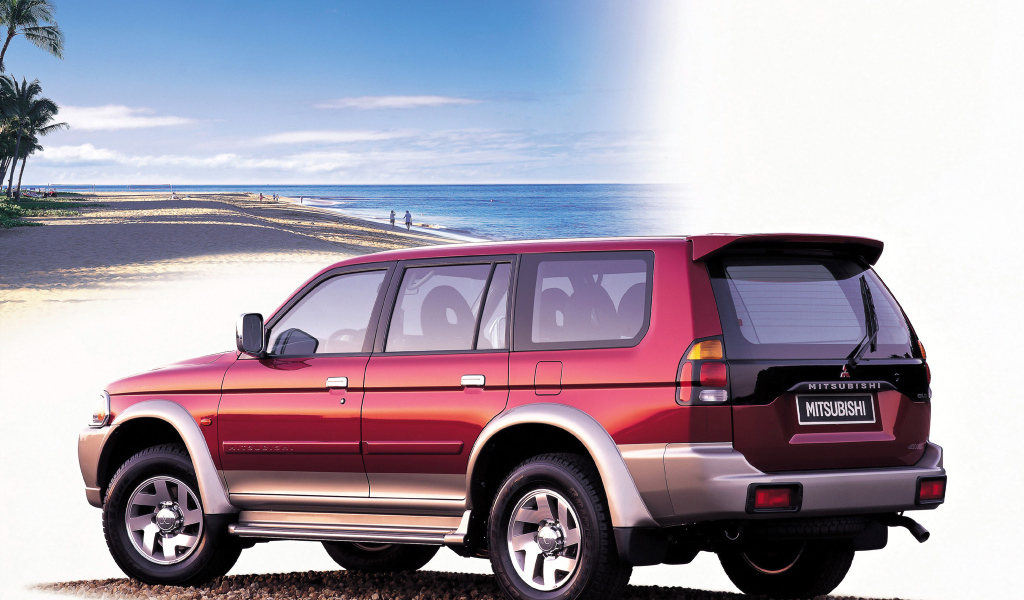 Красивый автомобиль Mitsubishi Pajero Sport