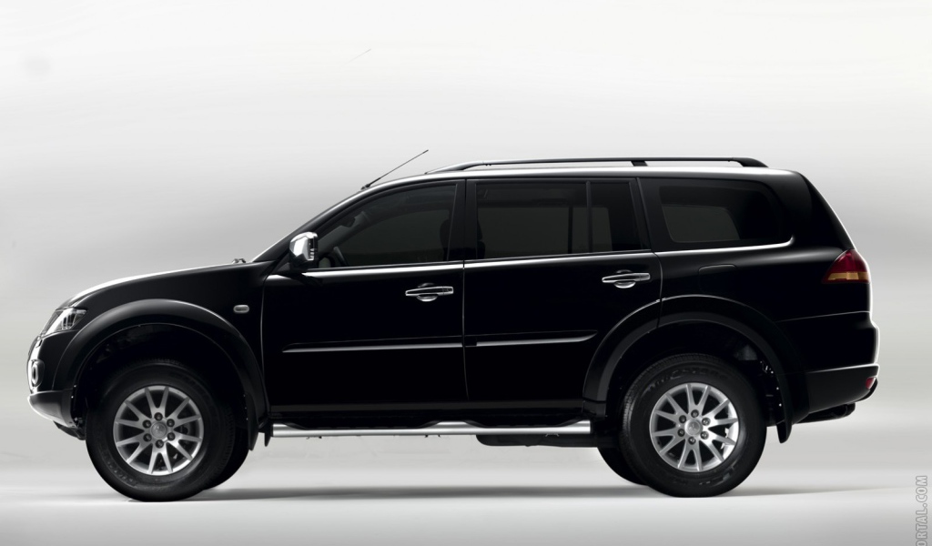 Красивый автомобиль Mitsubishi Pajero Sport в Москве