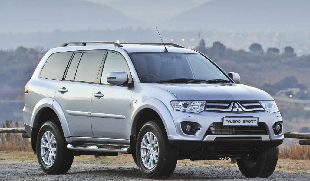 Автомобиль марки Mitsubishi модели Pajero Sport